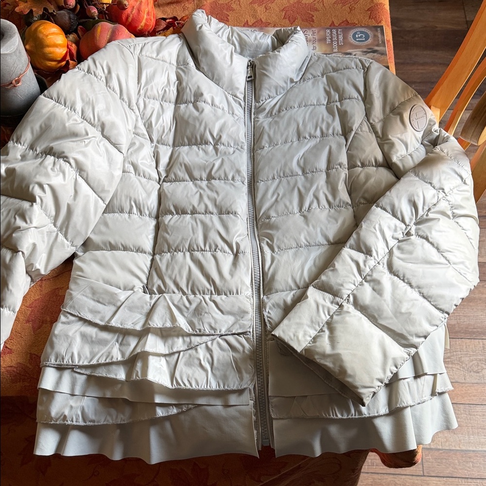 T Tahari Light Gray Quilted Puffer Jacket